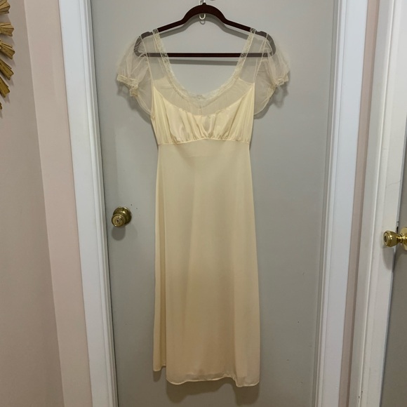 Vintage Elegant Cream Lace Negligee Nightgown